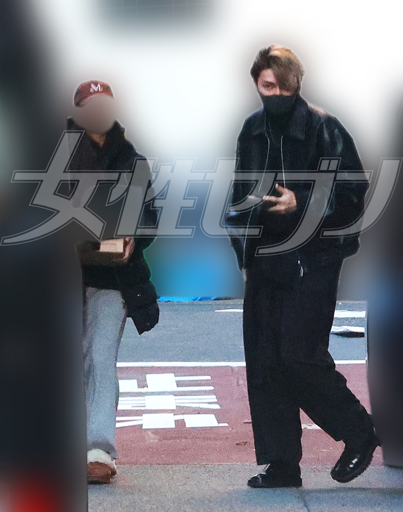 車から降りる郷敦とAさん（2026年1月）