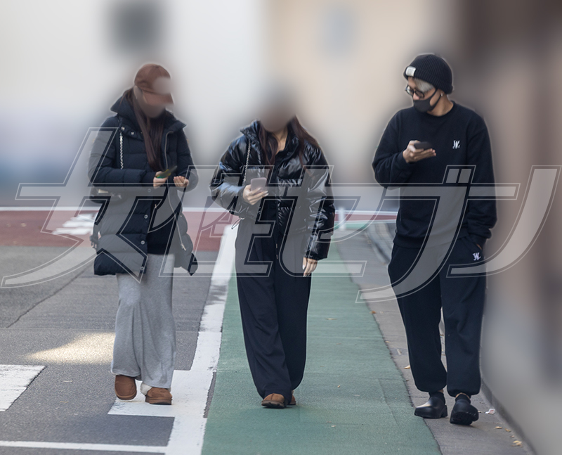 仲良く話しながら移動する郷敦たち（2026年1月）