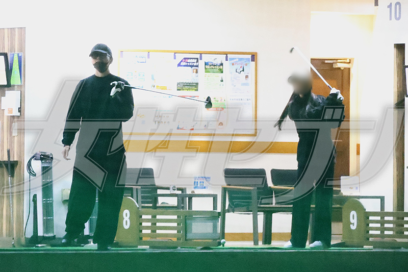 ゴルフの練習をする郷敦とAさん