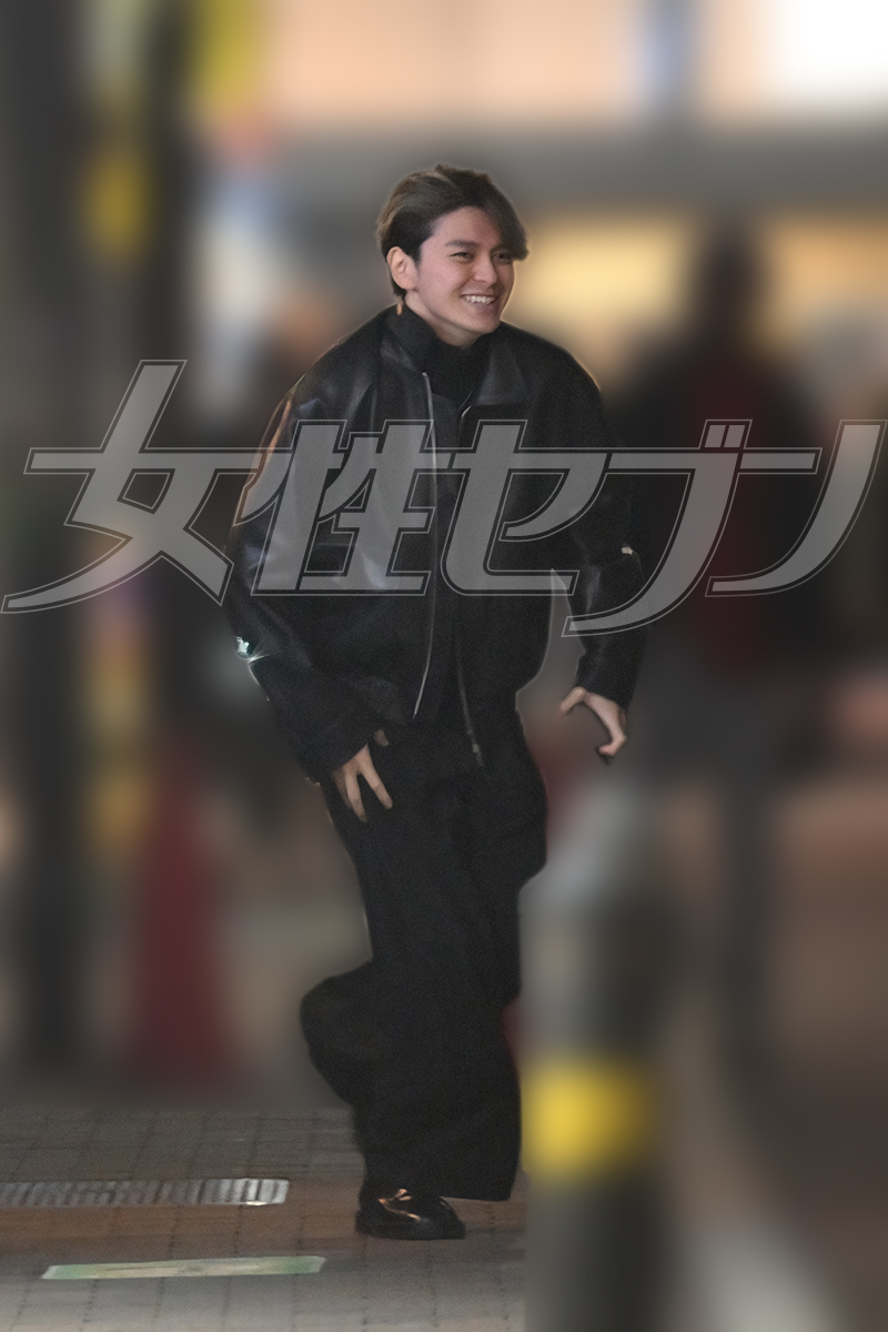 笑顔で移動する場面も（2026年1月）