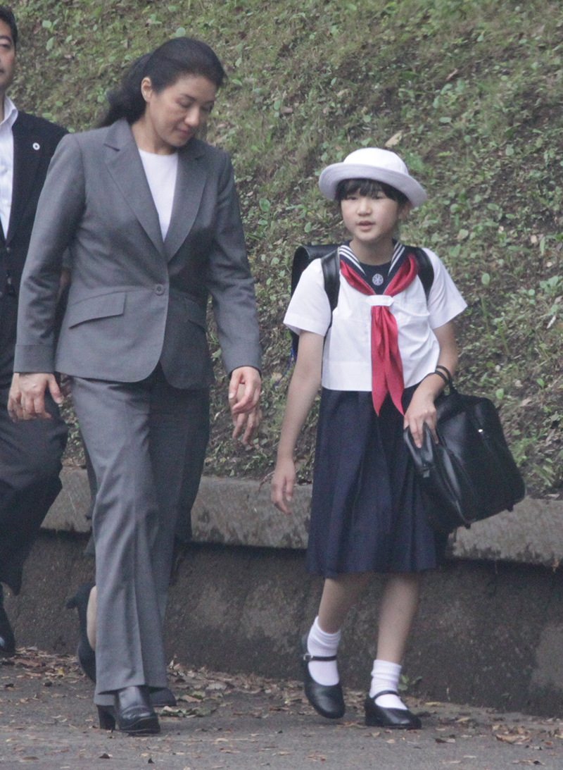 付き添い登校は1年9か月にわたって続いた（2011年6月、東京・港区）