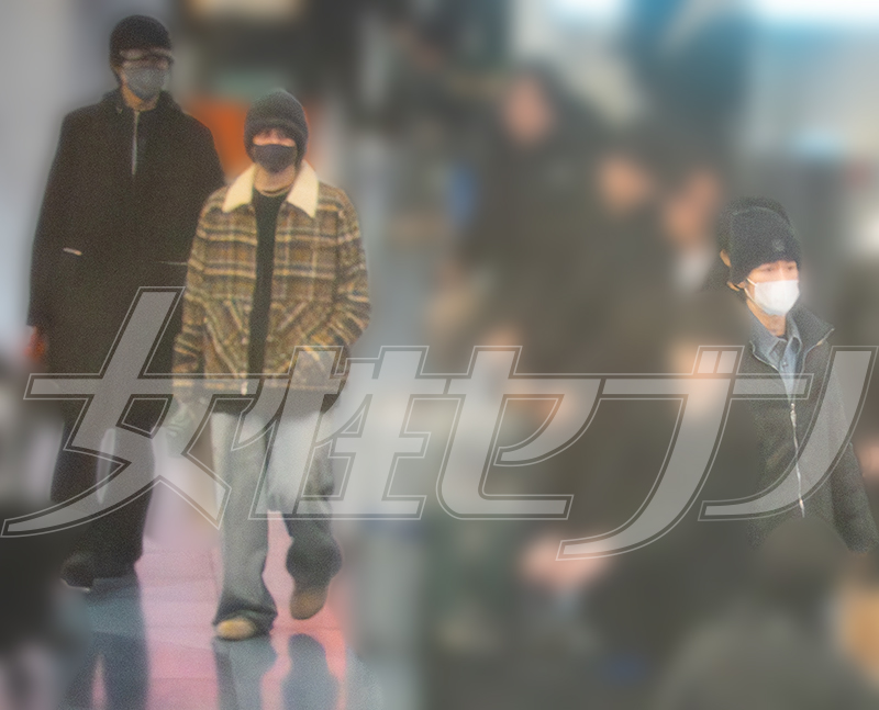 目黒を見送る阿部（左）と佐久間（右）（2026年1月）