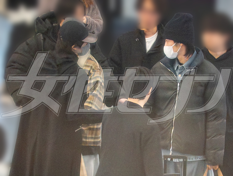 目黒と握手を交わす阿部（2026年1月）