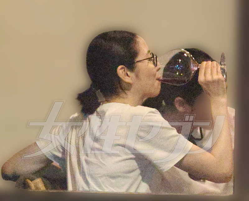 ワインを楽しむ長澤（2024年）