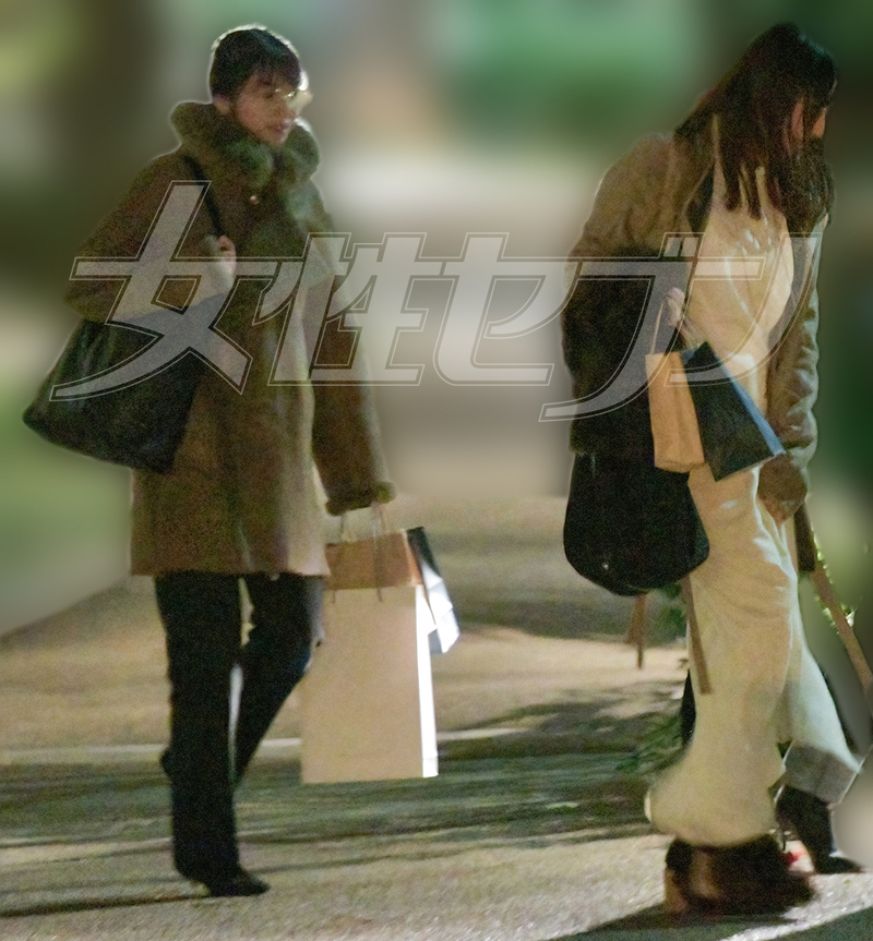 たくさんの紙袋を持ち、移動する長澤（2025年）