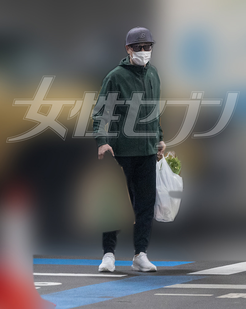 両手に大量の荷物を抱える中居（2025年12月下旬）