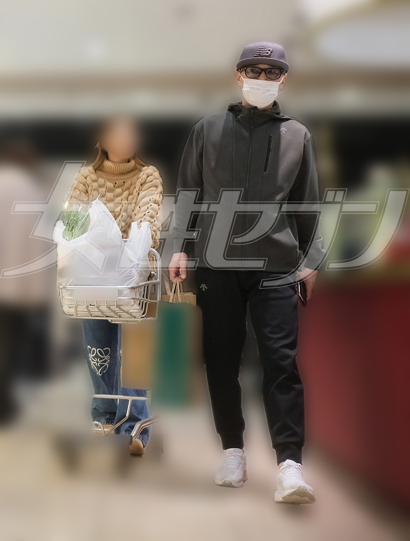 変装しながらもMさん（右）と買い物を楽しむ中居（2025年12月下旬）