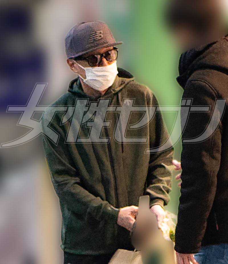 足を止め、穏やかな口調で本誌記者の問いかけに答える中居（2025年12月下旬）