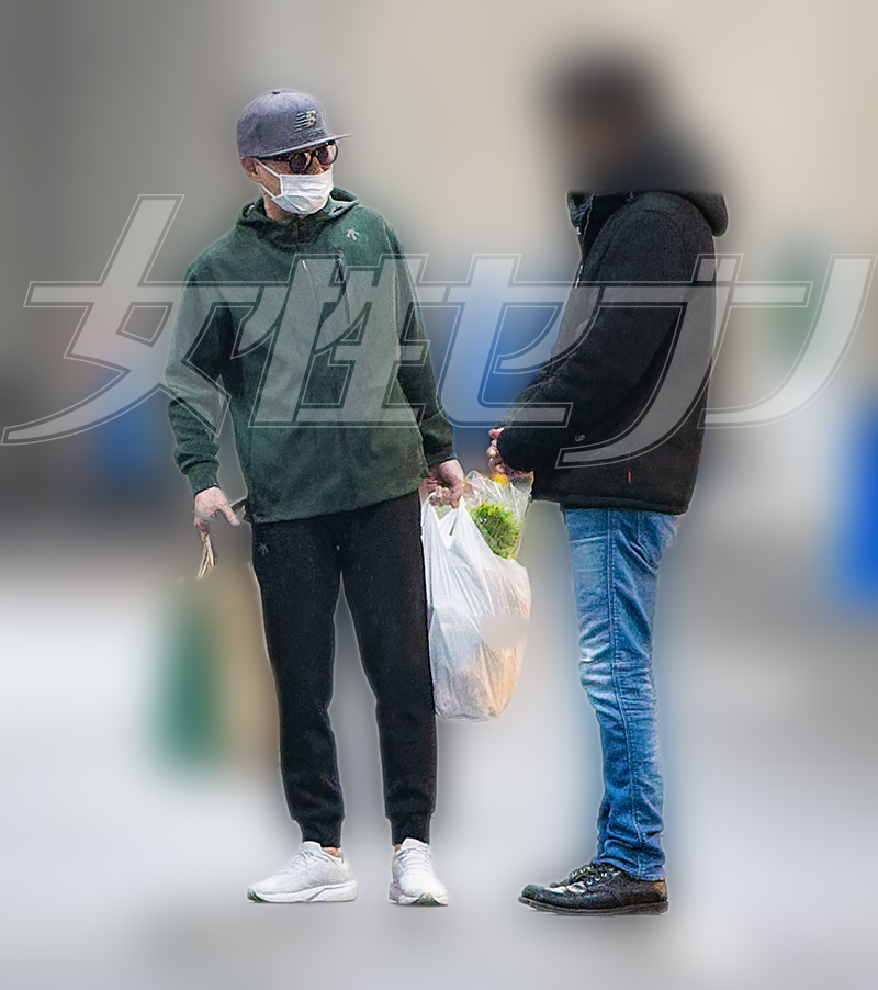 記者の問いかけに答える中居（2025年12月下旬）