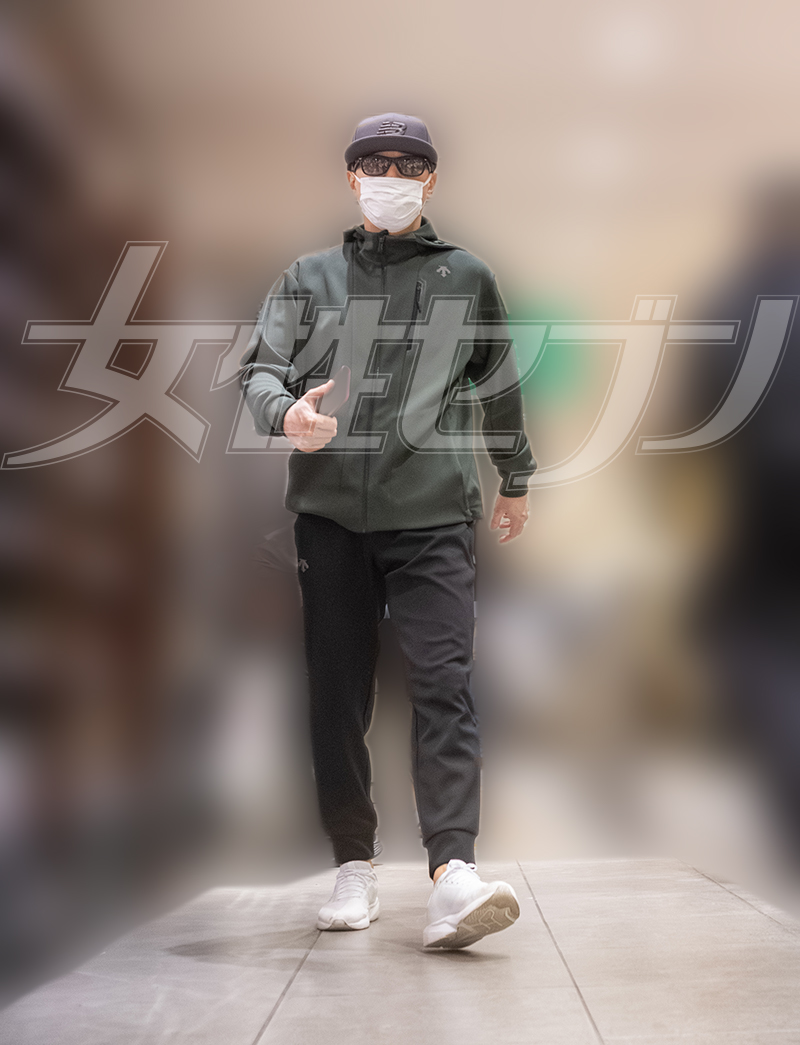 サングラスとマスクで顔を覆っていた（2025年12月下旬）