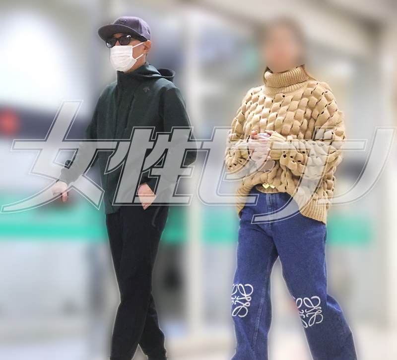 寄り添って歩く場面も（2025年12月下旬）