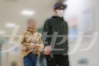 【400日ぶりの肉声】中居正広が独占直撃に語ったこと　騒動後も支え続けた15年来の恋人と百貨店で買い物デート《初2ショット》 