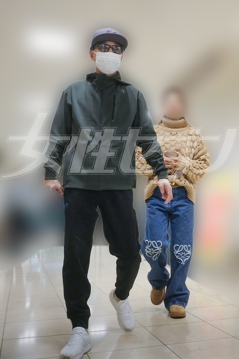 買い物をする中居とMさん（2025年12月下旬）