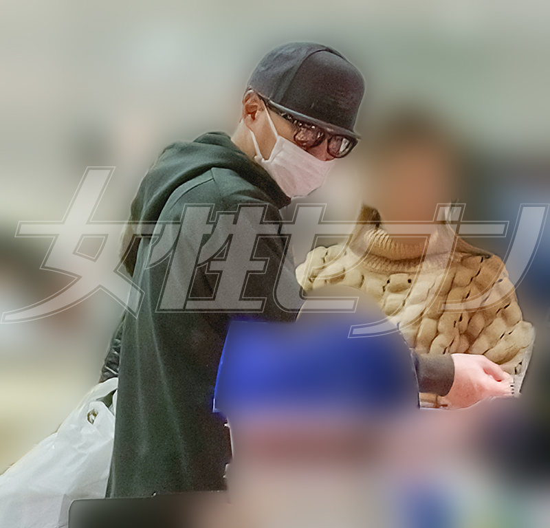 会話をしながら買い物をする中居とMさん（2025年12月下旬）