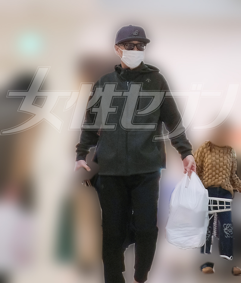 たくさん買い物をする中居（2025年12月下旬）