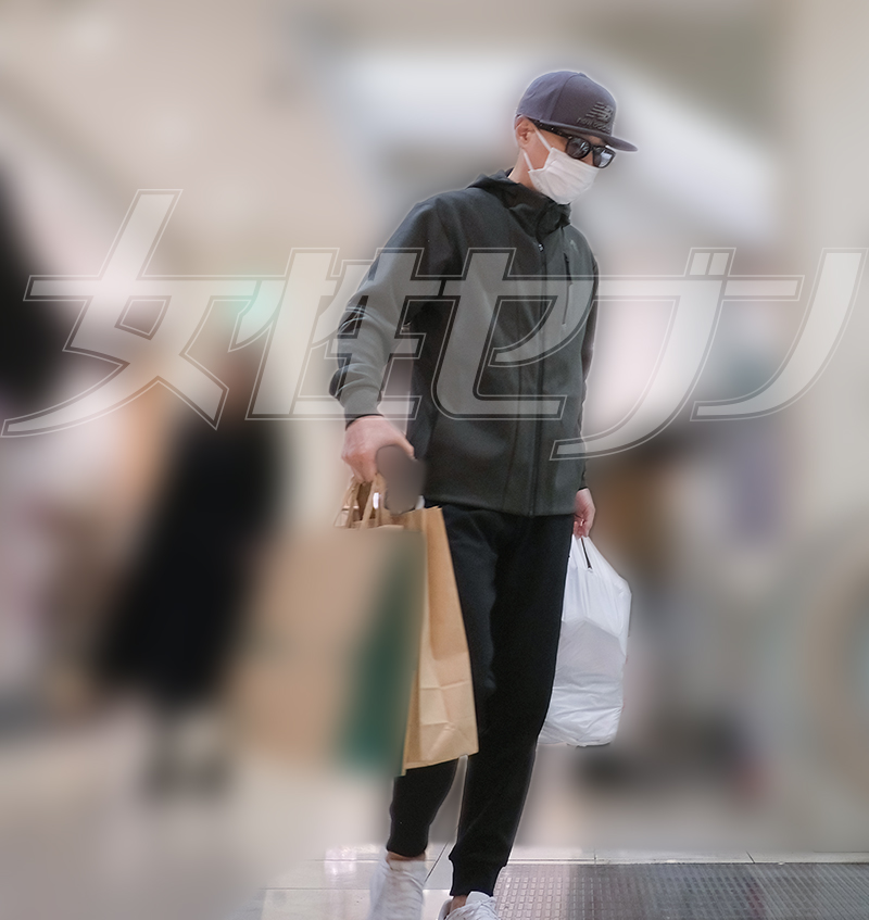 両手には大量の荷物が（2025年12月下旬）