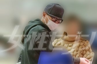 《刈り上げた大量の白髪が》中居正広「SMAP時代から染めていた」引退後に“年相応”と受け入れた「自然体」の現在 