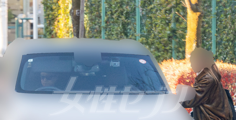 迎えに来た中居の車に駆け寄るMさん（2025年12月下旬）