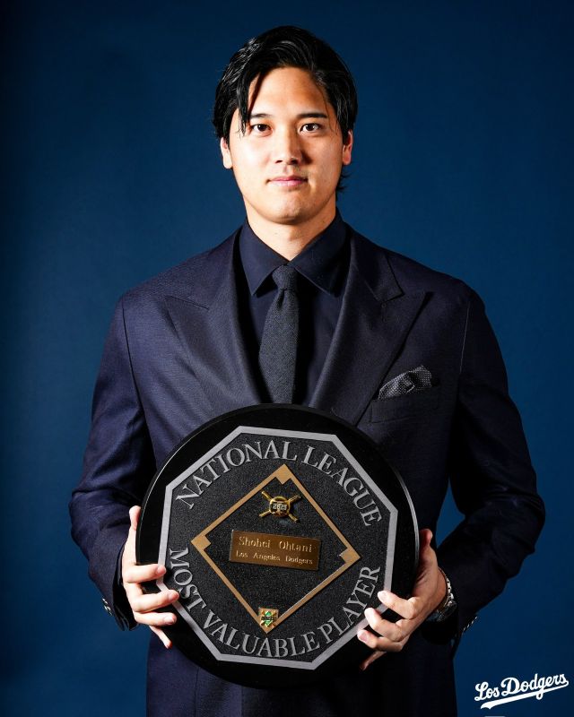授与された盾を持ち笑顔を浮かべる大谷。（2026年1月、写真／ドジャースの公式Xより）