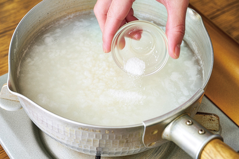 塩を加えてさっと混ぜる