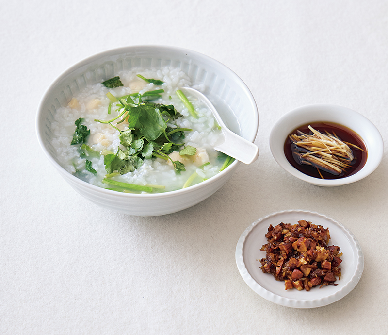 薬味を足して味変するのも楽しい「帆立とせりのおかゆ」