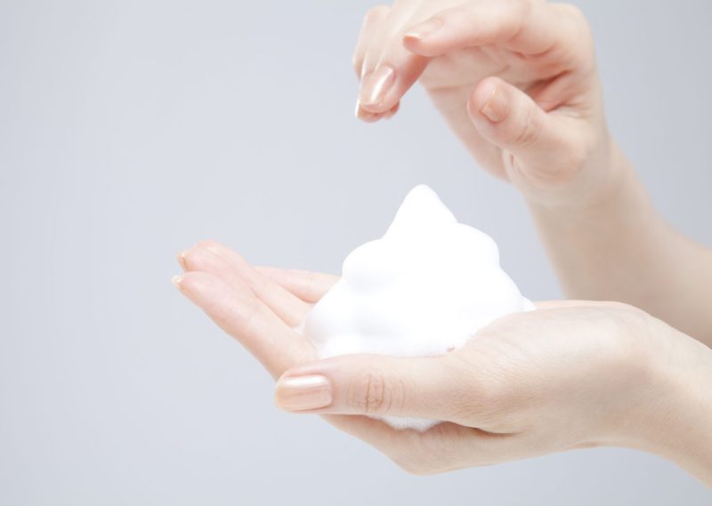 デリケートゾーン専用のソープはよく泡立て、やさしく洗うのがポイント。