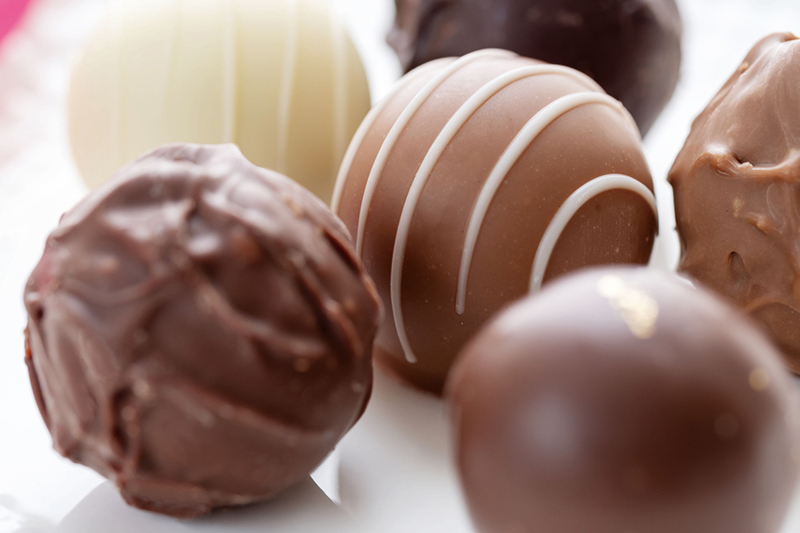 宝くじ購入のおまけでアメやチョコをくれる売り場も！（写真／PIXTA）