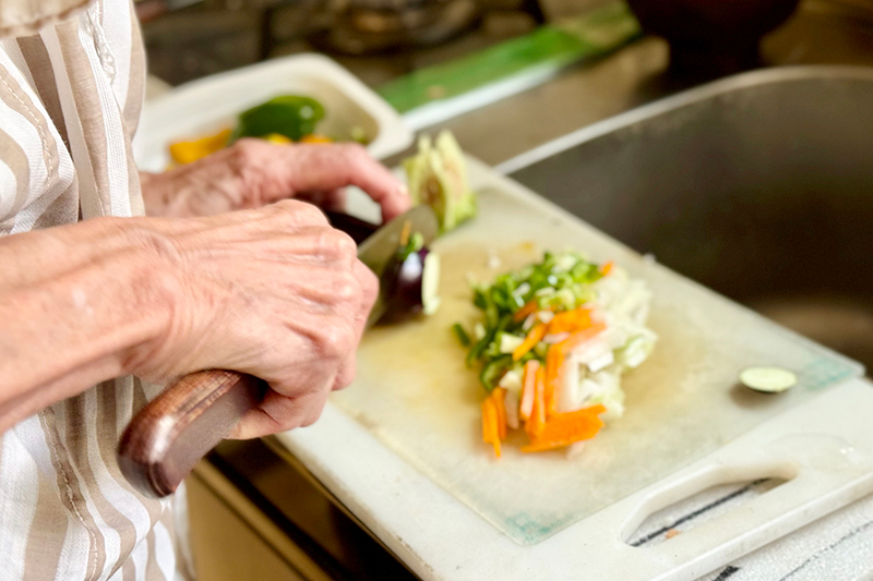 食材の形をそろえて切り、完成までの手順を考えることが脳活に（写真／PIXTA）