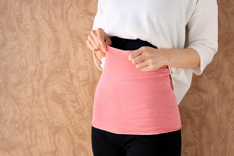 腹巻きでお腹を温めることで、温まった血液が全身に巡り、内臓が温まる（写真／PIXTA）