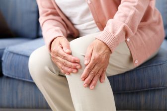 【「変形性膝関節症」治療のために知っておくべきこと】傷んだ部分のみを削ってインプラントに入…