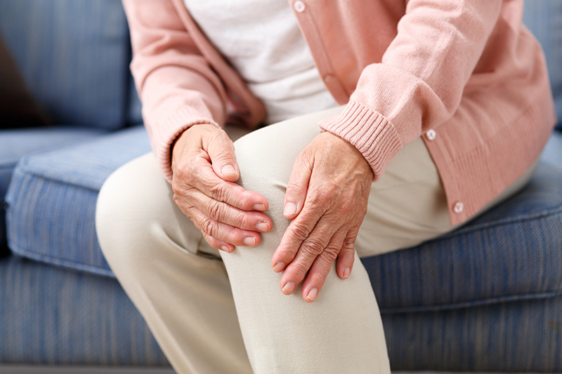 女性は、年齢を重ねると関節、首や腰などに問題を抱えやすい（写真／PIXTA）