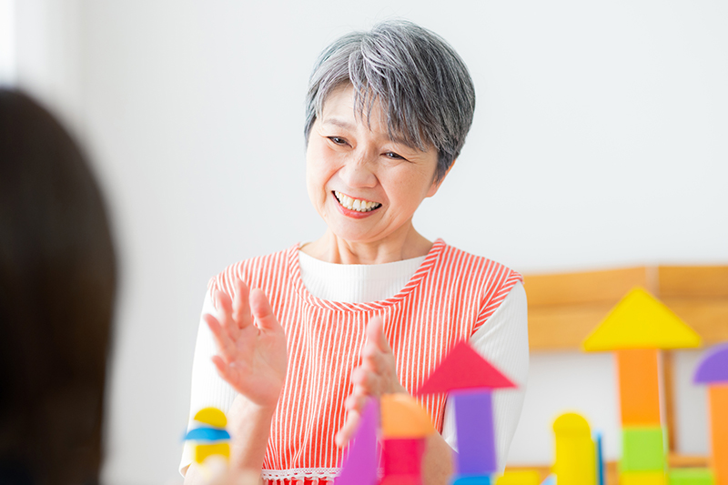 保育士資格の取得には年齢制限がないため、60〜70代の合格者も（写真／PIXTA）