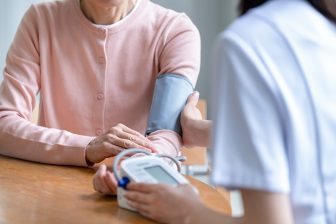 《隠れ高血圧「モーニングサージ」「夜間高血圧」》見抜くためには起床1時間以内と就寝前の2回測…