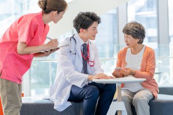 【リスクの多い多剤併用】見直すためのステップを解説　原則は医師に相談して「効果の弱いものから」「1種類ずつ」やめていく、自己判断での断薬は危険