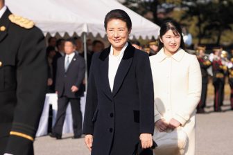 《ゼブラ柄のバッグも話題》雅子さまと愛子さまがリンクコーデで140周年を迎えた皇宮警察の年頭視…