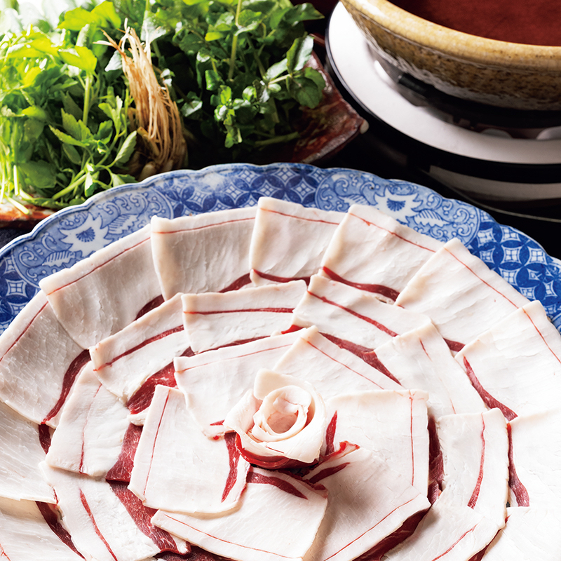 バラのように美しい熊肉の脂は、甘く、舌の上でとろけて消える