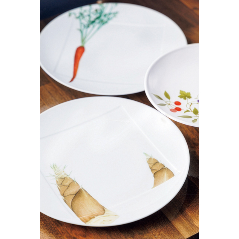 猪の料理には、猪の好物、たけのこやにんじんの絵柄の皿を使用