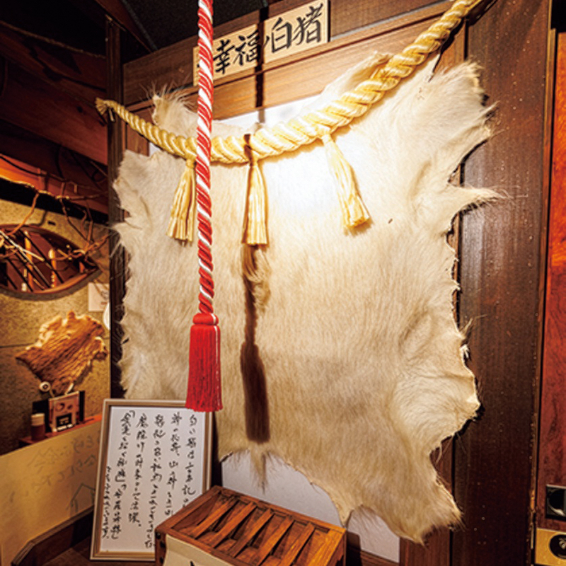 洞窟のような店内。隠れ家的な雰囲気に冒険心が刺激される