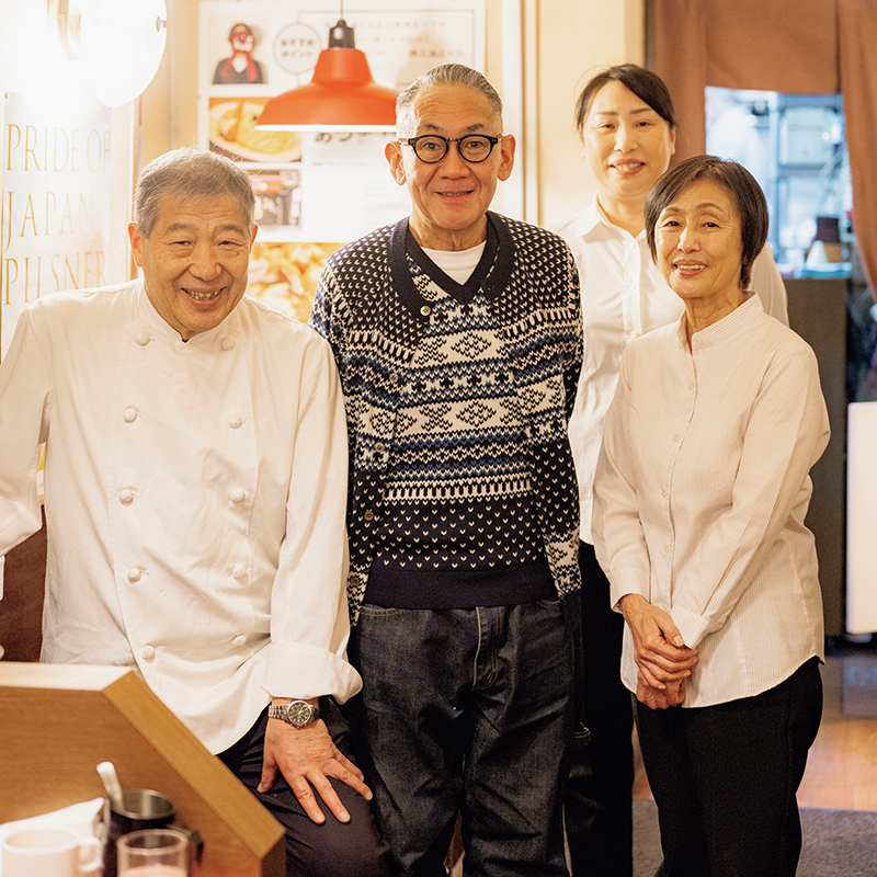 左から中山徳次さん、正蔵さん、曜子さん、後ろが智映子さん