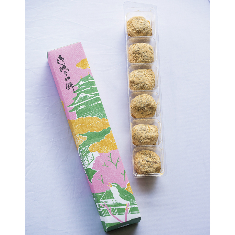 丹波産の最高級小豆と国産大豆のきな粉。『豊臣兄弟！』の放送に合わせた、郡山城の天守閣とうぐいすをデザインした期間限定パッケージが1月15日から発売開始。「御城之口餅」（6個入り800円）