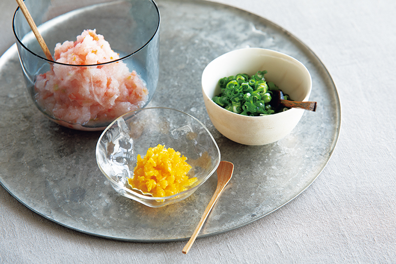 右から時計回りに「青ねぎごま油」「ゆず塩」「トマトおろし」