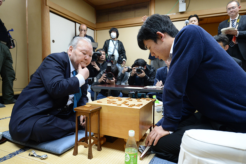 藤井六冠（右）との対局は将棋の歴史に残る一局だ