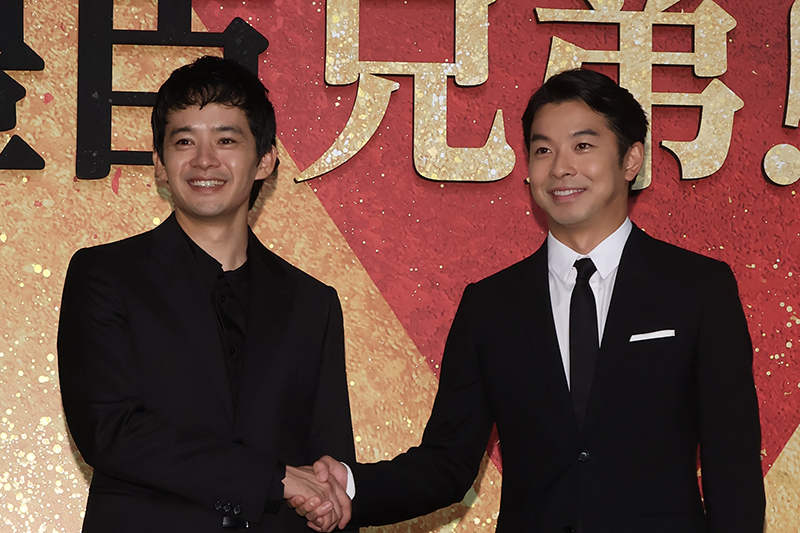 仲野太賀と握手を交わす池松壮亮