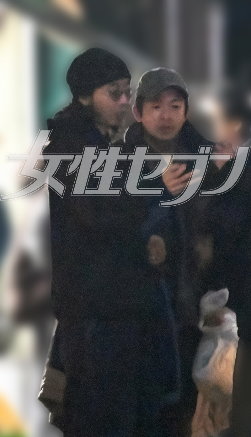 焼肉店から出てきた柄本（左）と仲野（2025年12月）