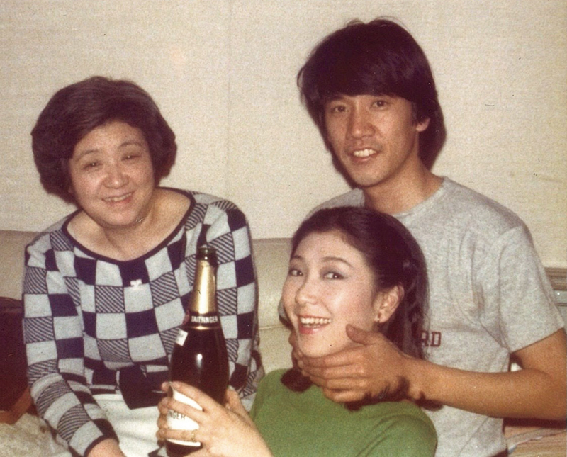 「母とオーナーが仲よしで。奥田との新婚時代は毎日いたかしら。ほんとにたくさんのかたと交流できた場所だった」（左から母・荻野昌子さん、和津さん、奥田瑛二さん）