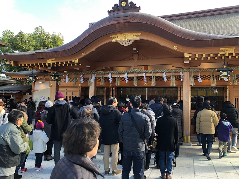 初詣で賑わう社殿（C）方違神社