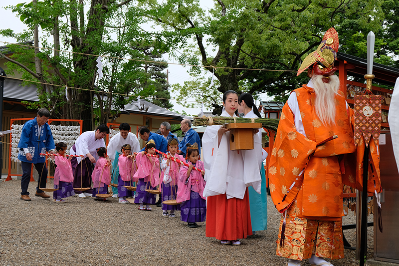 毎年5月31日に行われる「粽祭」にて。10人の稚児が天秤棒を担いで御砂を運ぶ神事のひとこま（C）方違神社