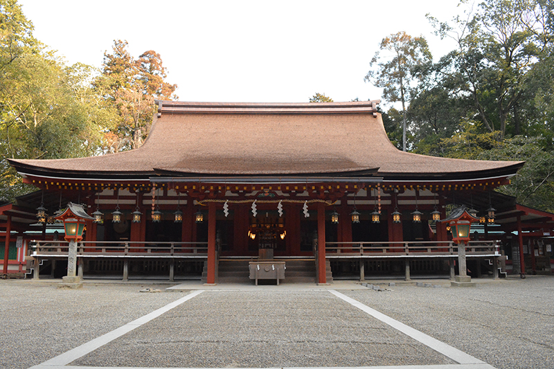 鎌倉時代初期の建立とされ、拝殿としては現存する最古といわれる国宝の拝殿（C）石上神宮