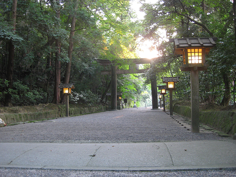 参道の入り口に立つ大鳥居は高さ約7mの檜造り（C）石上神宮