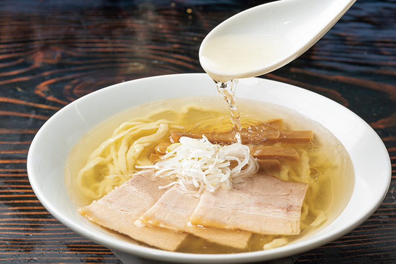 会津山塩ラーメン（中太縮れ麺） 850円（写真提供／うえんで）